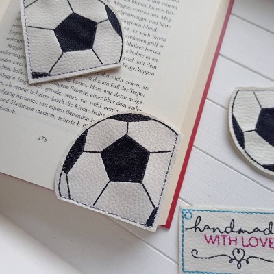 Lesezeichen Fußball Kunstleder gestickt, Leseecke Geschenk Junge Bücherwurm Leseratte