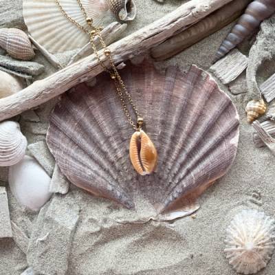 Halskette „Beach“ cognac - Goldfarbene Edelstahl-Satellitenkette mit cognacfarbener Kauri-Muschel