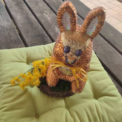 Tischdeko auf Baumscheibe Ostern Hase in Paillettentechnik