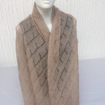 Schultertuch Stola aus Mohair und Seide in Mocha Mousse mit Ajourmuster – Handarbeit, weich & elegant