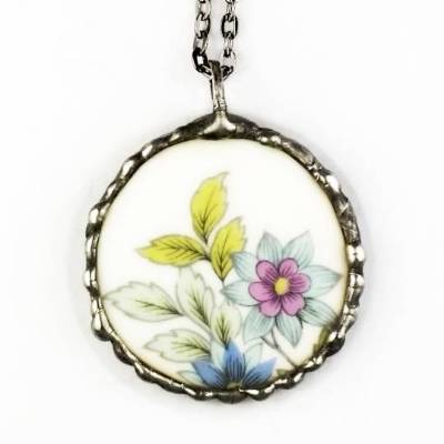 runder Blütenanhänger aus Porzellanscherbe, blau lila Blume, nachhaltiger Schmuck, upcycling, unikat