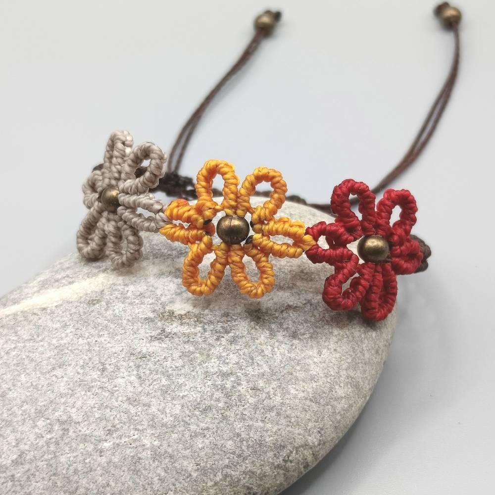 zierliches Makramee Armband mit drei Blüten und bronzefarbenen Metallperlen Bild 1