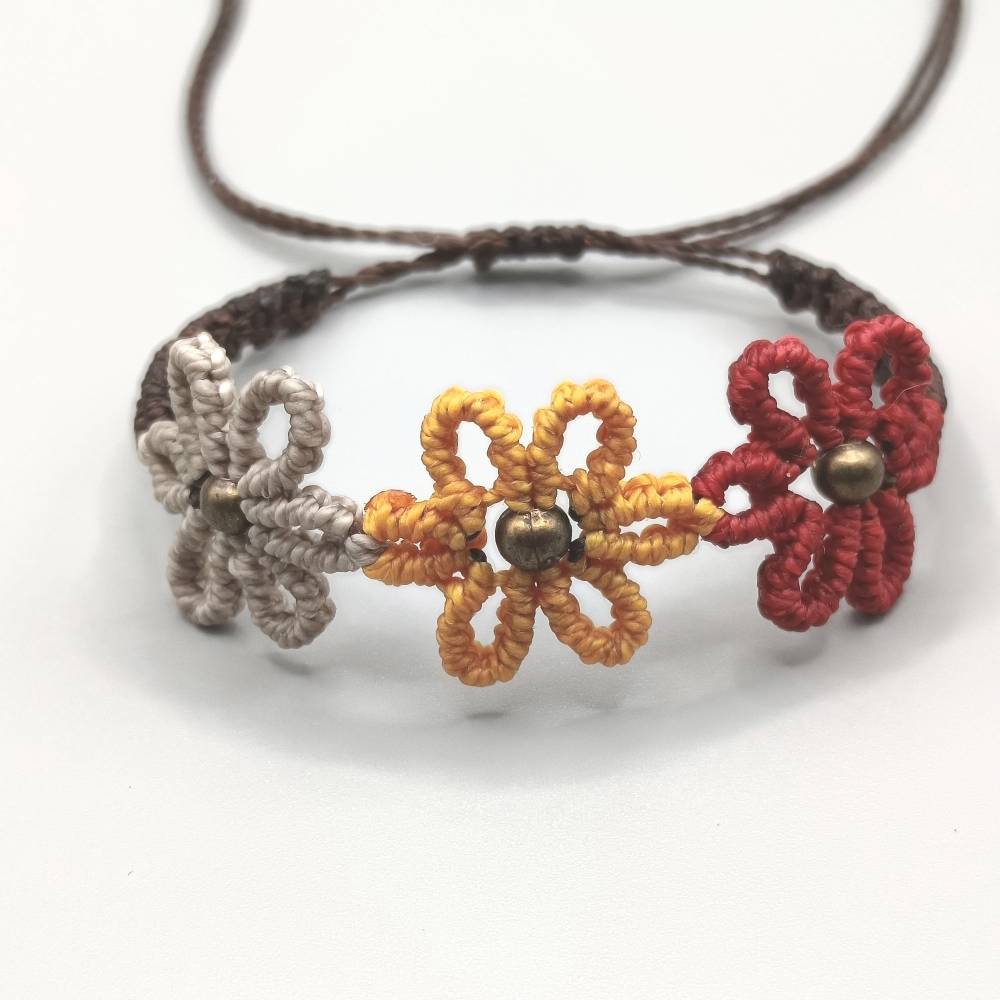 zierliches Makramee Armband mit drei Blüten und bronzefarbenen Metallperlen Bild 2