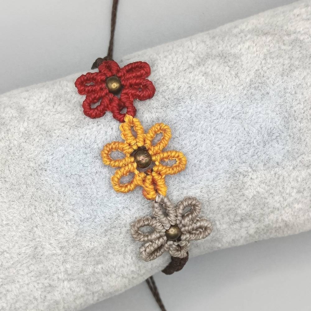 zierliches Makramee Armband mit drei Blüten und bronzefarbenen Metallperlen Bild 3