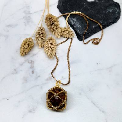 Handgefädelter Kettenanhänger Tigeraugen-Kugel | goldfarbene Fassung | goldfarbene Metallkette | Geschenk
