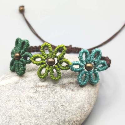 zierliches Makramee Armband mit drei Blüten und bronzefarbenen Metallperlen