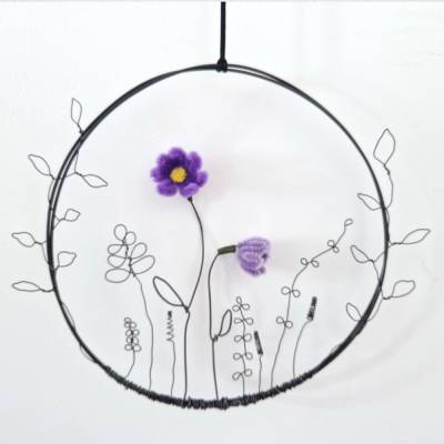 Dekokranz aus Draht mit Blüten und Gräser - lila