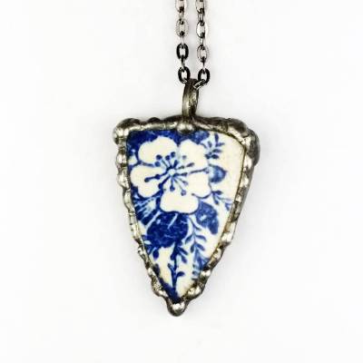 Blauer Blütenanhänger aus gefundener Porzellanscherbe, nachhaltiger Schmuck, upcycling, Tiffany Technik, Geschenk