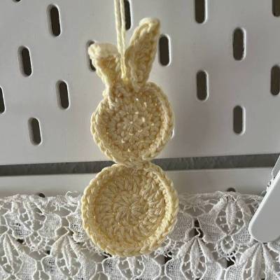 Set 3 Osterhasen gehäkelt Anhänger Mitbringsel Frühlings Deko Osterdeko Hase minimalistisch Skandi gelb weiß braun