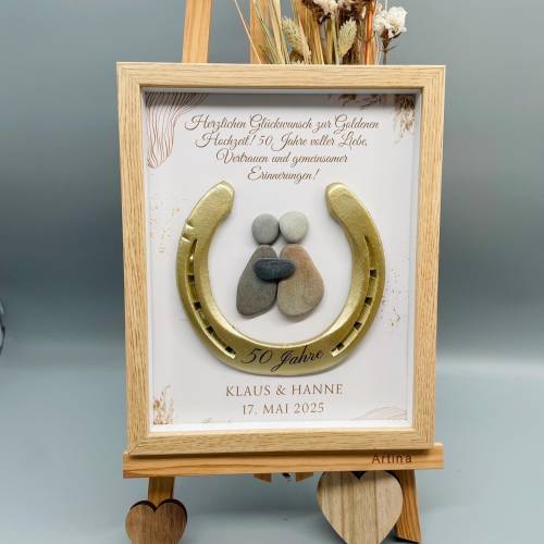 Einzigartiges Hufeisen zur Goldenen Hochzeit – Personalisiertes Geschenk aus Steinen im Bilderrahmen, Unikat 33x23 cm