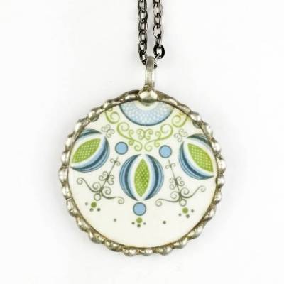 runder Kettenanhänger mit abstraktem Muster aus Porzellanscherbe, blau grün nachhaltiger Schmuck, upcycling, unikat