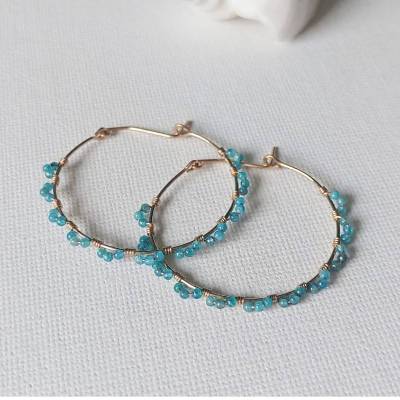 Apatit Creolen Gold filled Durchmesser, 4 cm, Ohrringe mit blauen Edelsteinen, Edelsteinschmuck