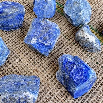 Lapislazuli Rohstein, Kraftvoller Heilstein für Halschakra und Freundschaft
