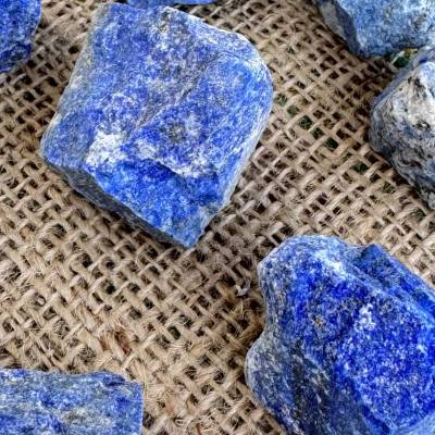 Lapislazuli Rohstein, Kraftvoller Heilstein für Halschakra und Freundschaft