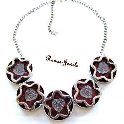 Statementkette kurz dunkelrot silberfarben mit Blumen & Herz – Upcycling Collier aus Kaffeekapseln
