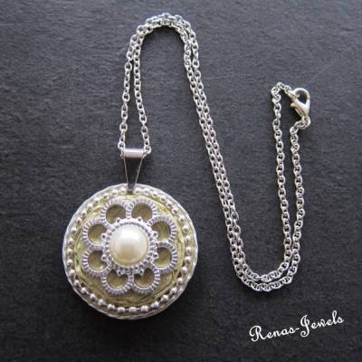 Kurze Kette mit Upcycling Kaffeekapseln, gelber Blumenanhänger & cremeweiße Glaswachsperle, silberfarben