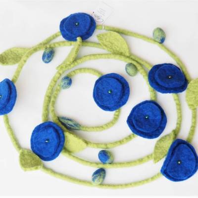 BLÜTENGIRLANDE zum Dekorieren in Blau/Grün aus Naturmaterial Wolle, Handarbeit, Blumengirlande