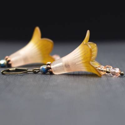 Blüten Ohrringe Vintage Stil mit Farbverlauf Rosa bis Ocker, Apricot Glasperlen, Blau Gold marmoriert