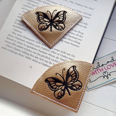 Eck Lesezeichen Schmetterling gestickt Kunstleder, Leseecke Geschenk Bücherwurm Leseratte Muttertag