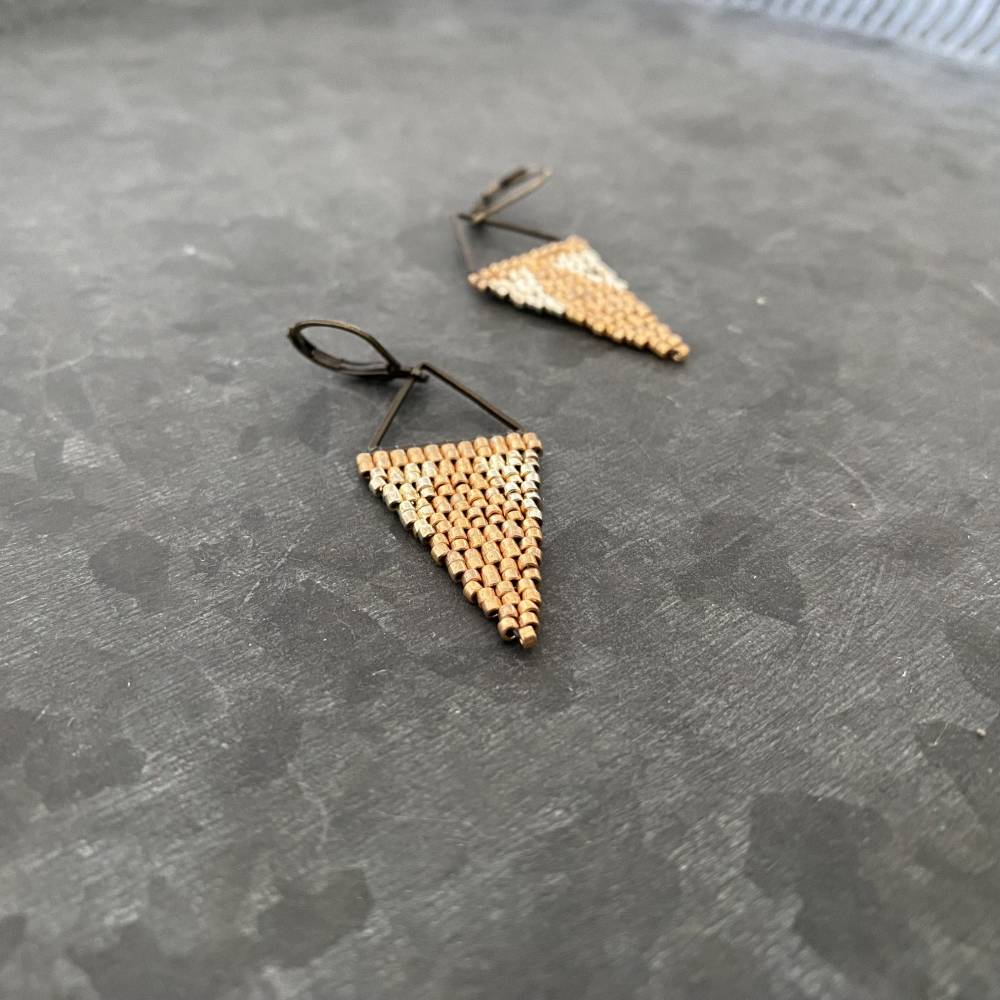 Boho Ohrhänger Handarbeit – Leichte Dreieck-Ohrringe aus Messing & japanischen Saatperlen, gold/silber, Ethnochic Bild 1