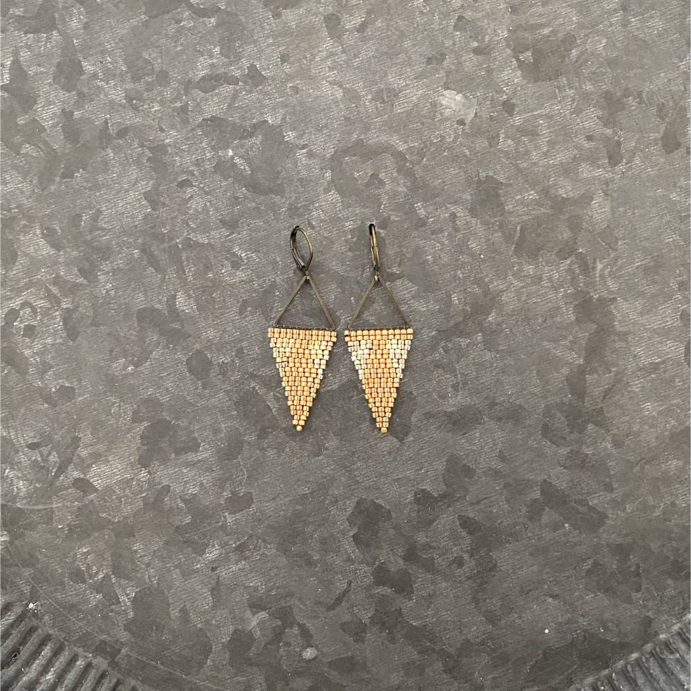 Boho Ohrhänger Handarbeit – Leichte Dreieck-Ohrringe aus Messing & japanischen Saatperlen, gold/silber, Ethnochic Bild 2