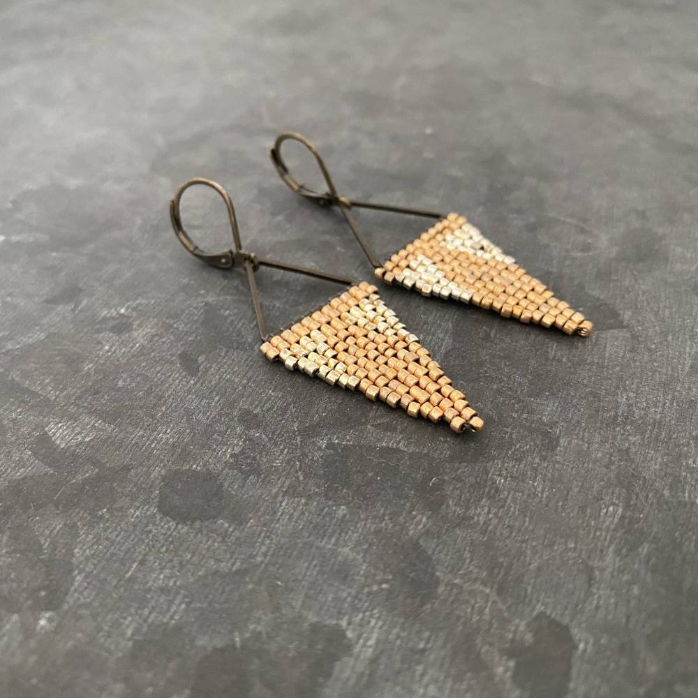 Boho Ohrhänger Handarbeit – Leichte Dreieck-Ohrringe aus Messing & japanischen Saatperlen, gold/silber, Ethnochic Bild 3