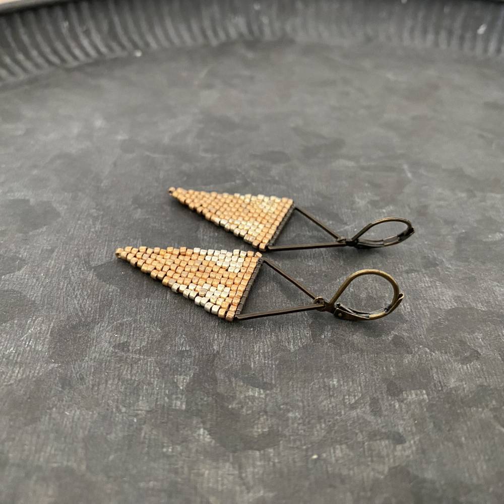 Boho Ohrhänger Handarbeit – Leichte Dreieck-Ohrringe aus Messing & japanischen Saatperlen, gold/silber, Ethnochic Bild 6