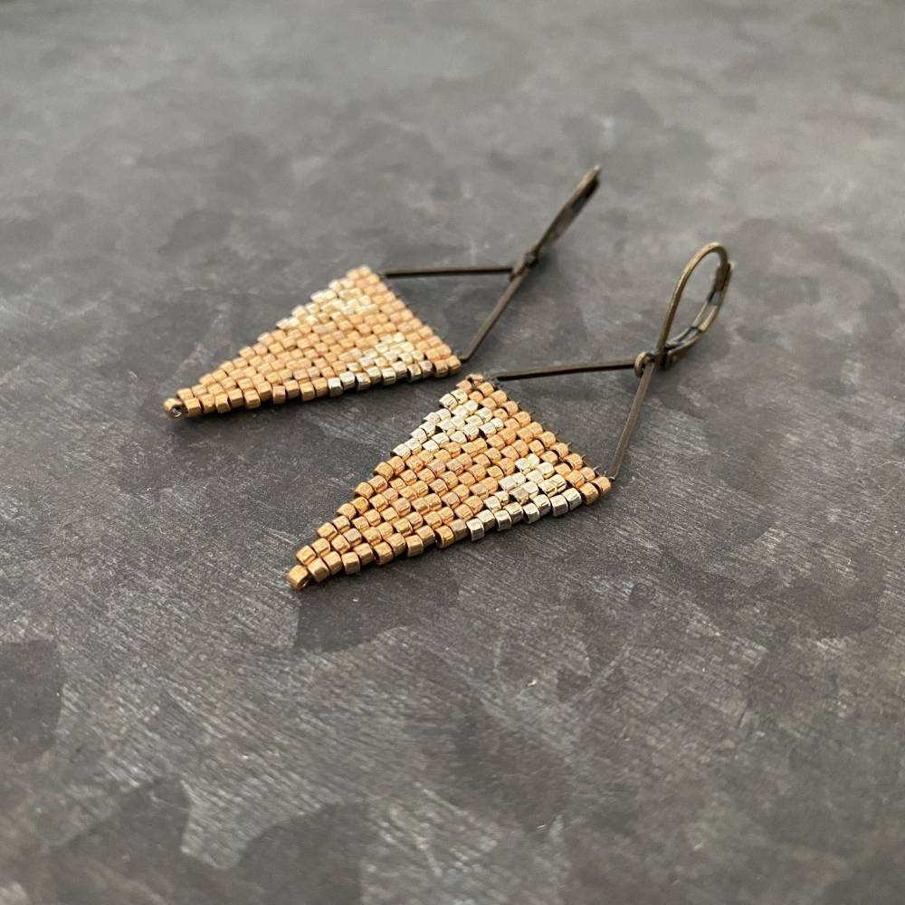 Boho Ohrhänger Handarbeit – Leichte Dreieck-Ohrringe aus Messing & japanischen Saatperlen, gold/silber, Ethnochic Bild 7