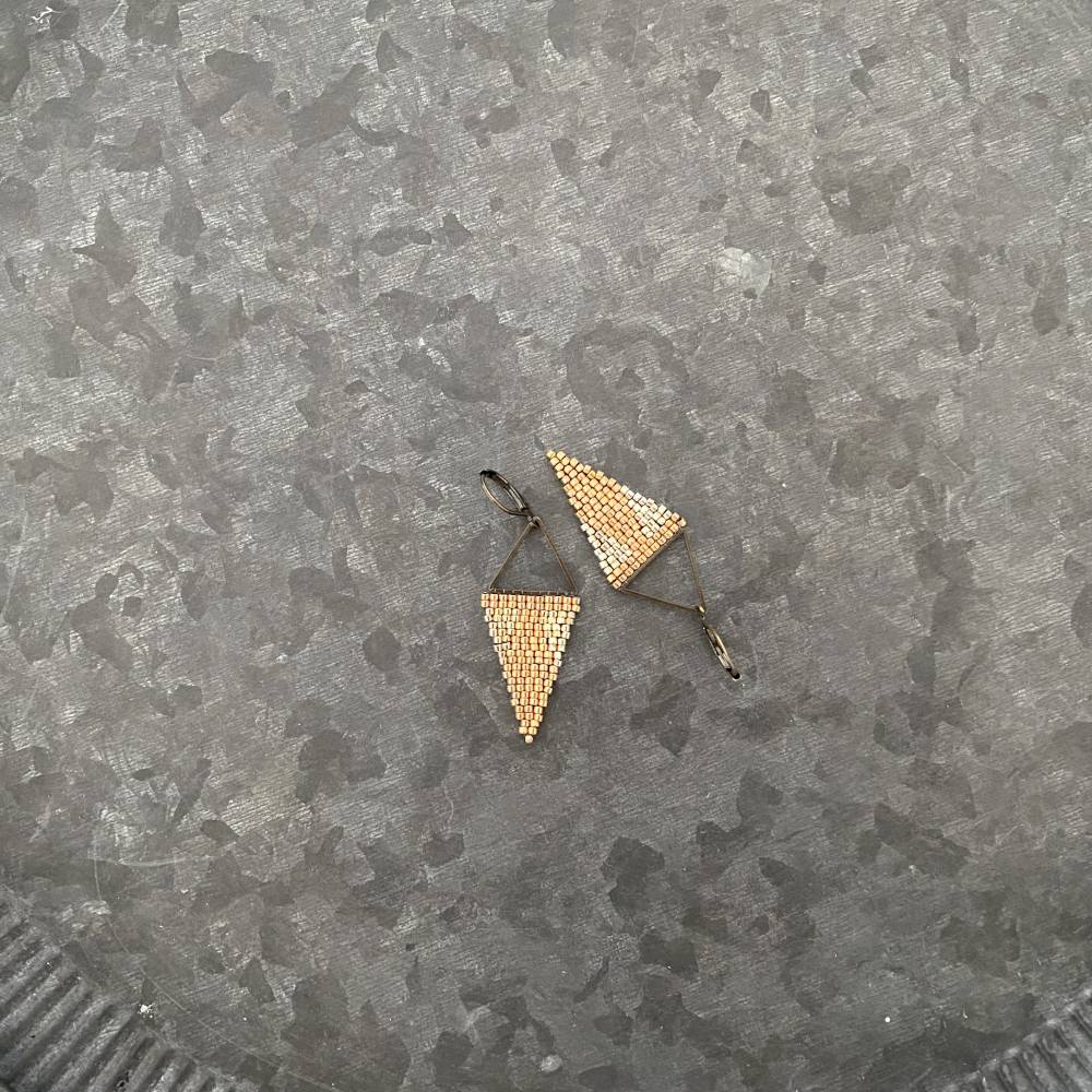 Boho Ohrhänger Handarbeit – Leichte Dreieck-Ohrringe aus Messing & japanischen Saatperlen, gold/silber, Ethnochic Bild 8