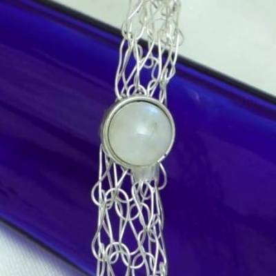 geheimnisvoll schimmernder Mondstein - Damen-Collier gestrickt aus versilbertem Draht mit Mondstein-Cabochon
