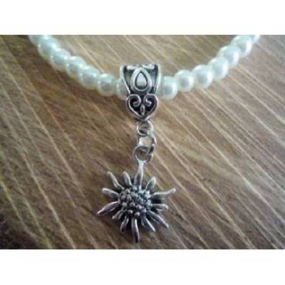 1 Perlenarmband mit Edelweißanhänger, Trachtenschmuck, Armschmuck