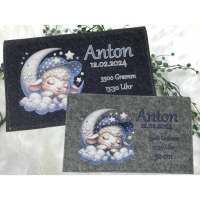 Windeltasche mit Namen personalisiert Filz Wickeltasche Schaaf auf Mond Babygeschenk