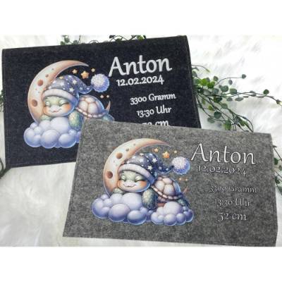 Windeltasche mit Namen personalisiert Filz Wickeltasche Schildkröte auf Mond Babygeschenk