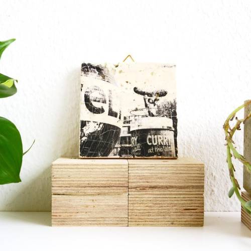 Fotografie Berlin Curry Wurst mit Bär aus Travertin Stein Fliese, mit Häckchen zum Aufhängen