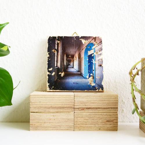 Lost Place Fotografie auf Travertin Fliese, mit Häckchen zum Aufhängen, Einzelstück