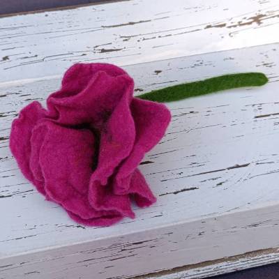 BLÜTE FILZ/KUNSTBLUME, Naturmaterial Wolle, Dunkelrosa/Grün, Handarbeit, Einzigartig, Dekorationsartikel 