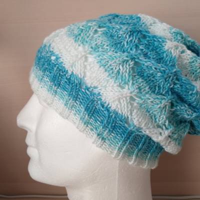 handgestrickte Mütze/Beanie mit Ajourmuster, Lacemuster, türkisblau-weiß