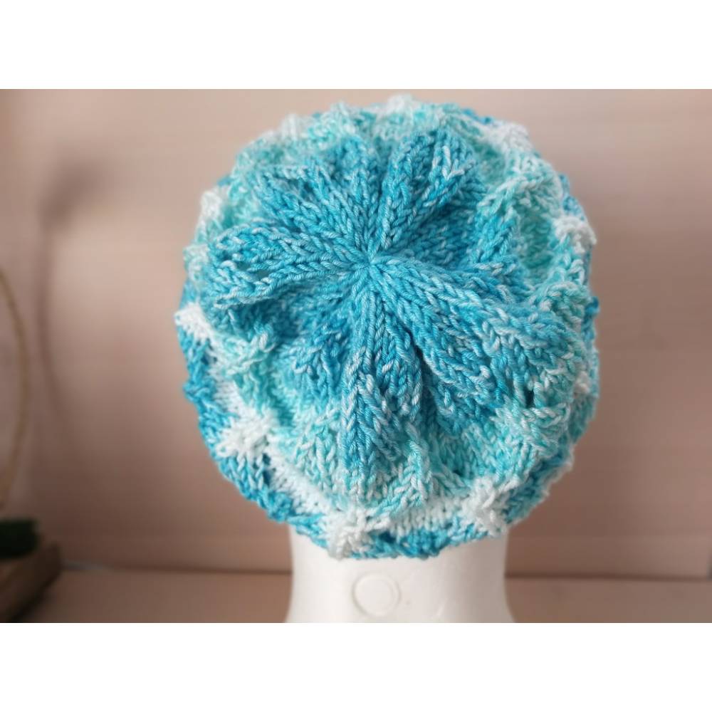 handgestrickte Mütze/Beanie mit Ajourmuster, Lacemuster, türkisblau-weiß Bild 2