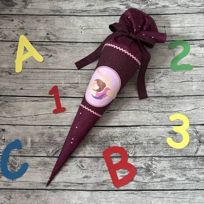 wunderschöne Schultüte Zuckertüte in Weinrot/beere mit einer Turnerin Kunstturnen *b-ware*