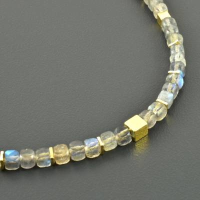 Zarte Labradorit-Würfelkette mit vergoldeten 925er Silber - Edelsteinkette facettiert