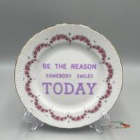 Vintage Wandteller "Be The Reason Sombody..." – Upcycling Deko mit Spruch