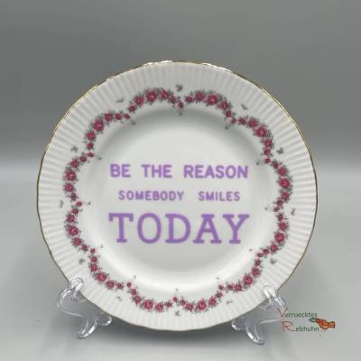 Vintage Wandteller "Be The Reason Sombody..." – Upcycling Deko mit Spruch