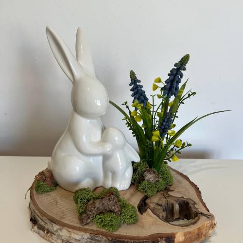 Osterdeko auf einer Baumscheibe