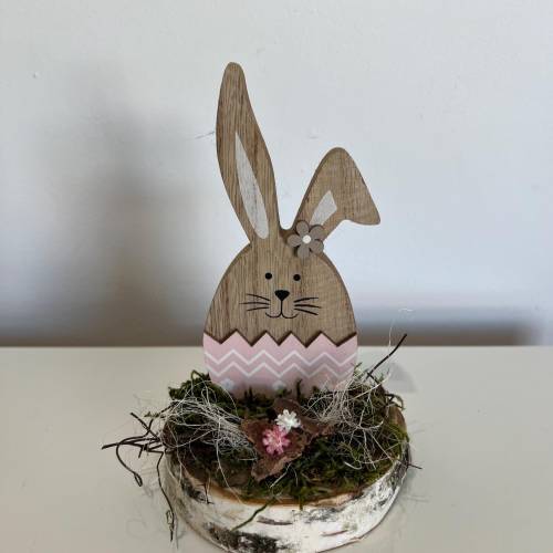 Osterdeko auf einer Baumscheibe