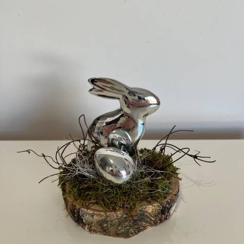 Osterdeko auf einer Baumscheibe