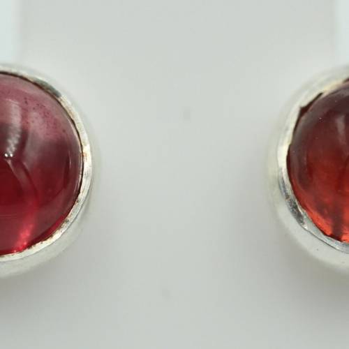 schöner 0,55 Carat blutroter Granat Ohrstecker 925 Silber Cabochonohrstecker