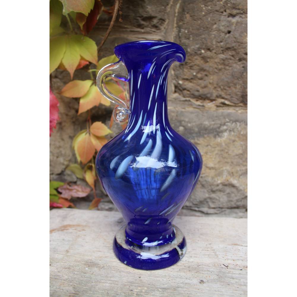 Vase Krug Überfangglas kobaltblau weiß mundgeblasen 70er Jahre Vintage