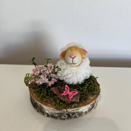 Osterdeko auf einer Baumscheibe