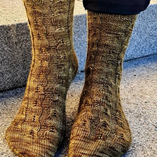 Strick-Anleitung Socken DORINE (DE)