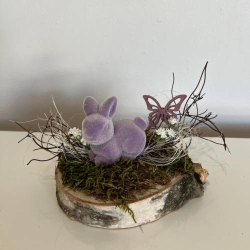 Osterdeko auf einer Baumscheibe